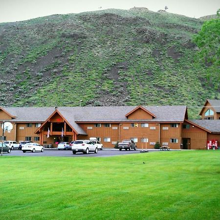 Yellowstone Village Inn And Suites 가디너 외부 사진