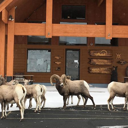 Yellowstone Village Inn And Suites 가디너 외부 사진
