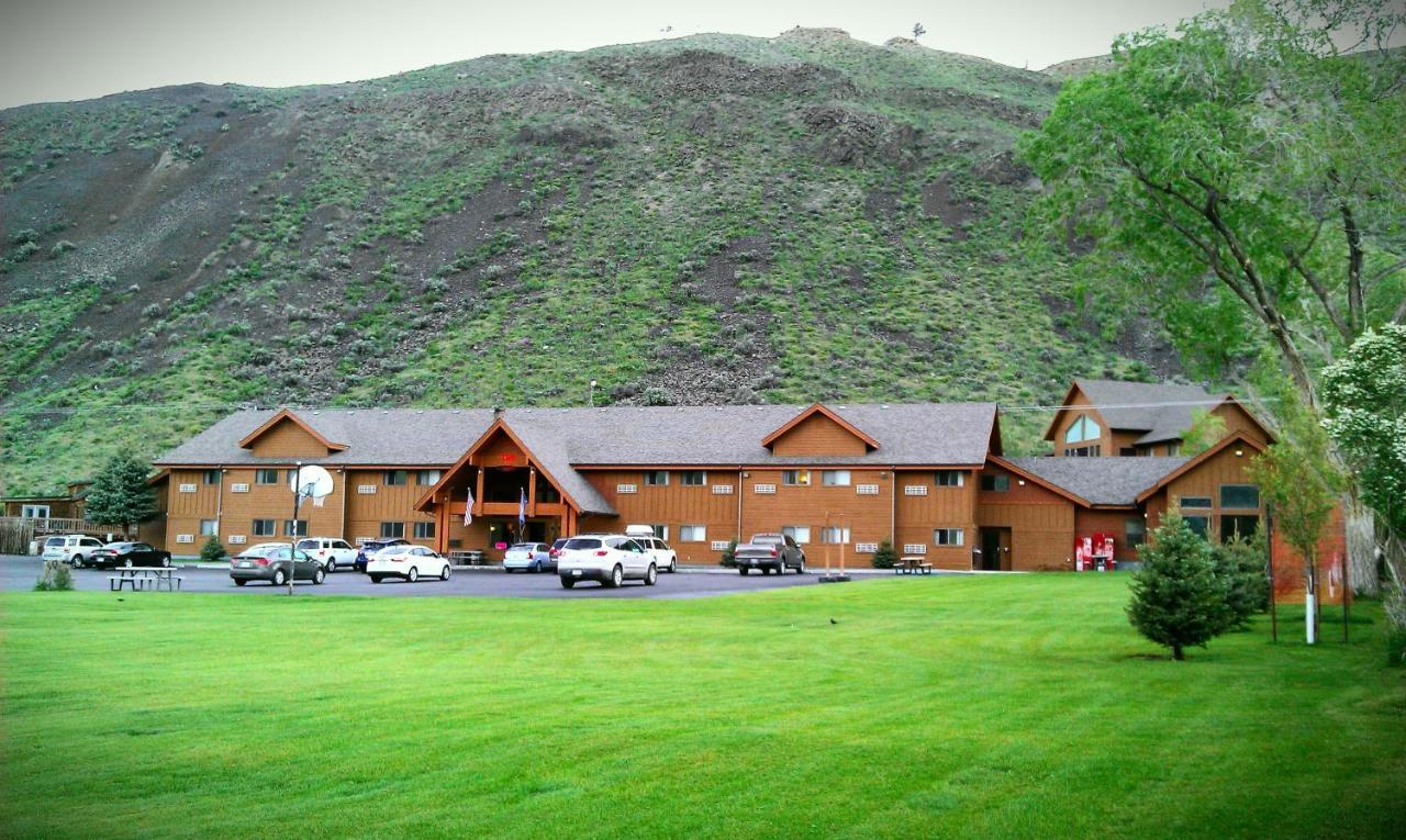 Yellowstone Village Inn And Suites 가디너 외부 사진