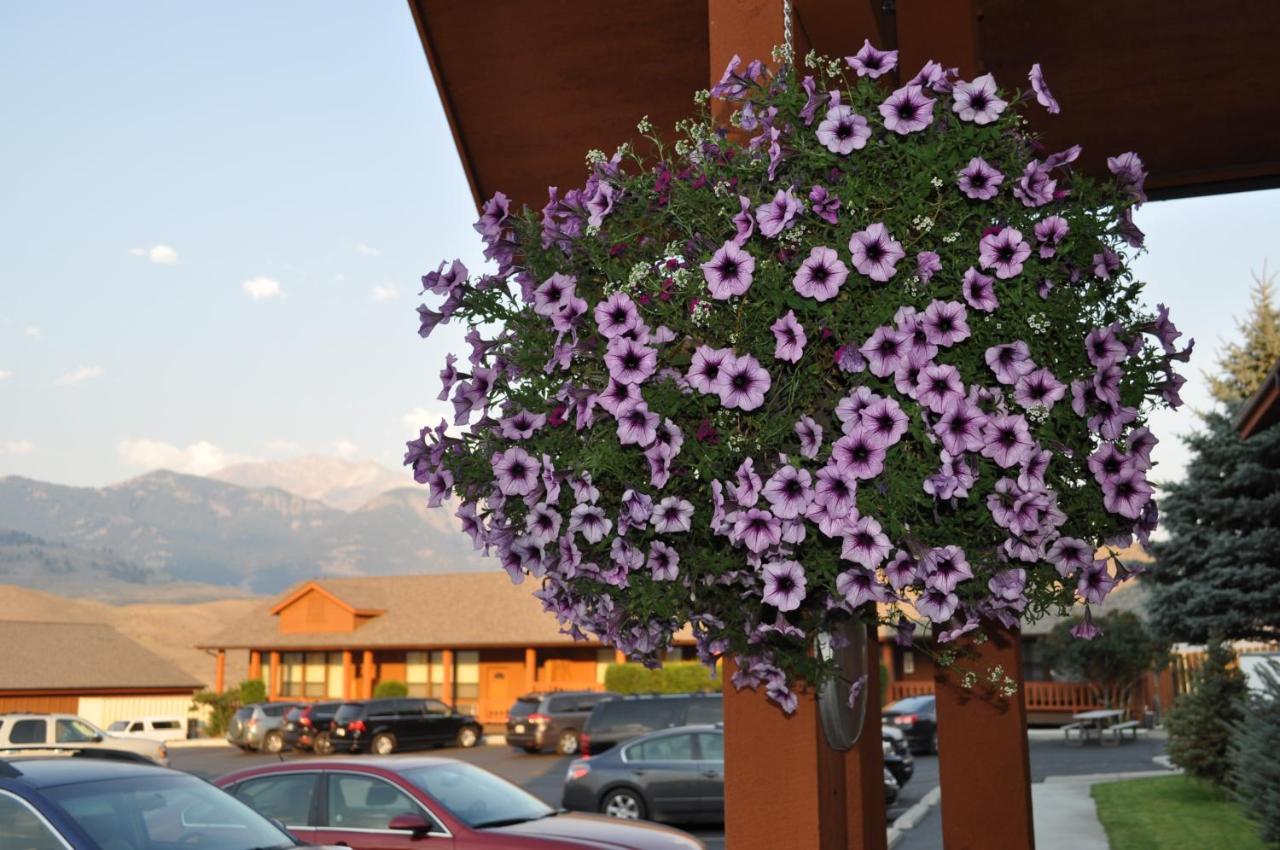 Yellowstone Village Inn And Suites 가디너 외부 사진