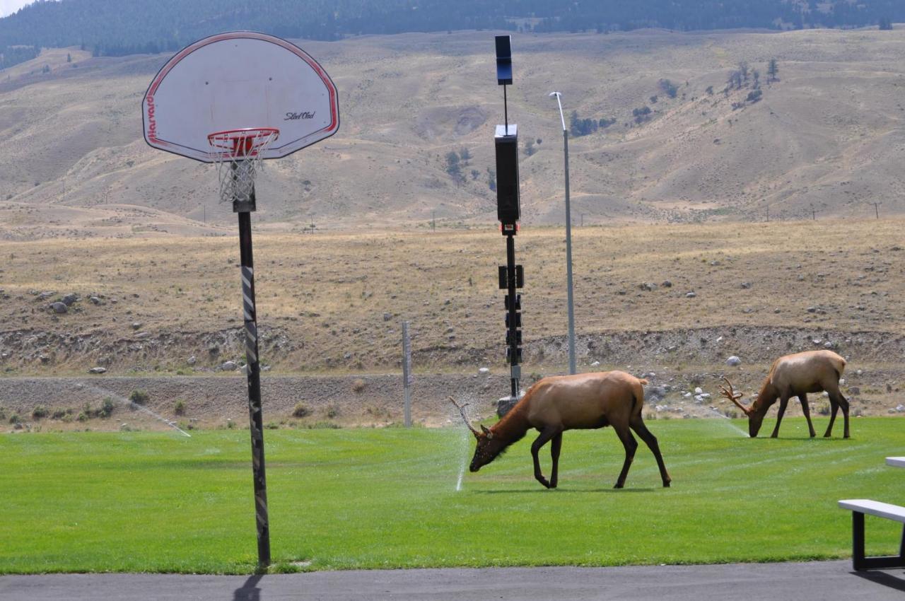 Yellowstone Village Inn And Suites 가디너 외부 사진