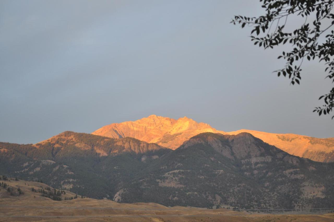 Yellowstone Village Inn And Suites 가디너 외부 사진