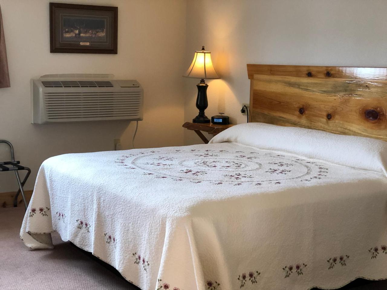 Yellowstone Village Inn And Suites 가디너 외부 사진