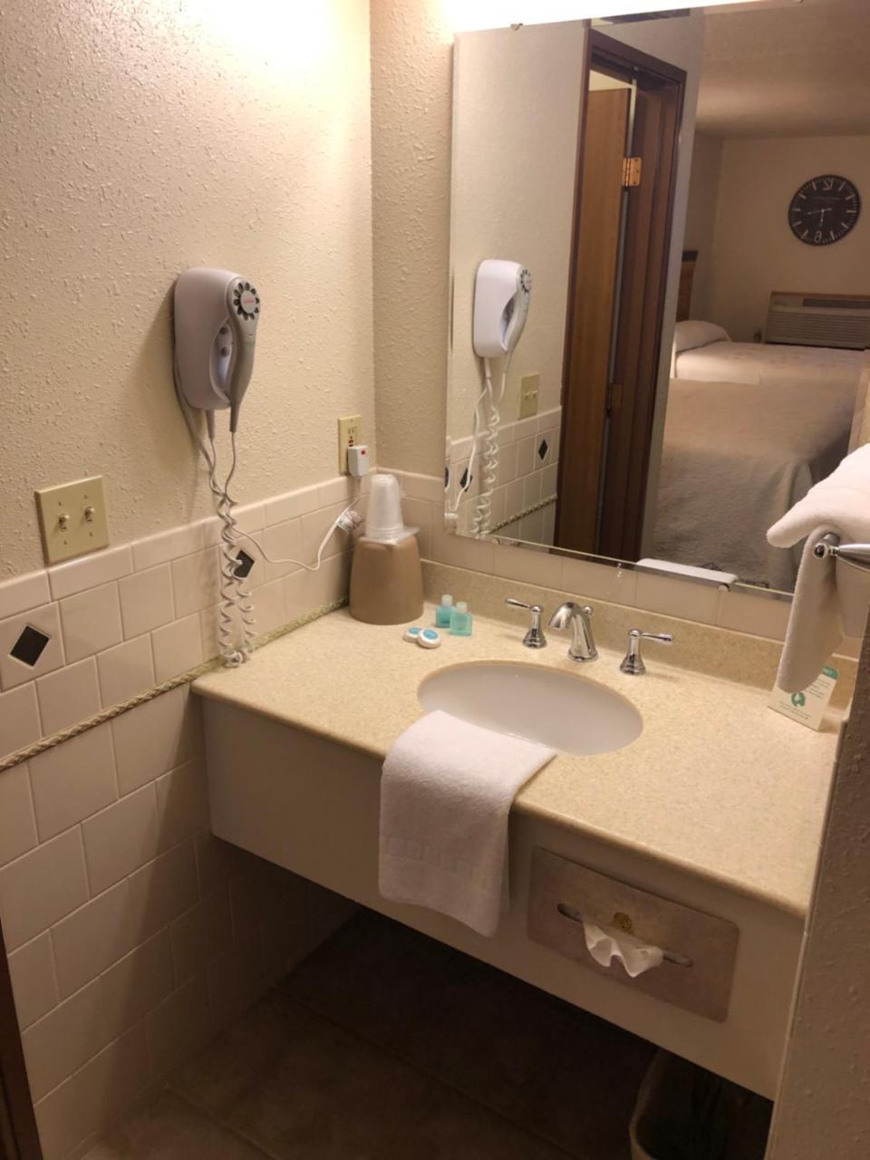 Yellowstone Village Inn And Suites 가디너 외부 사진