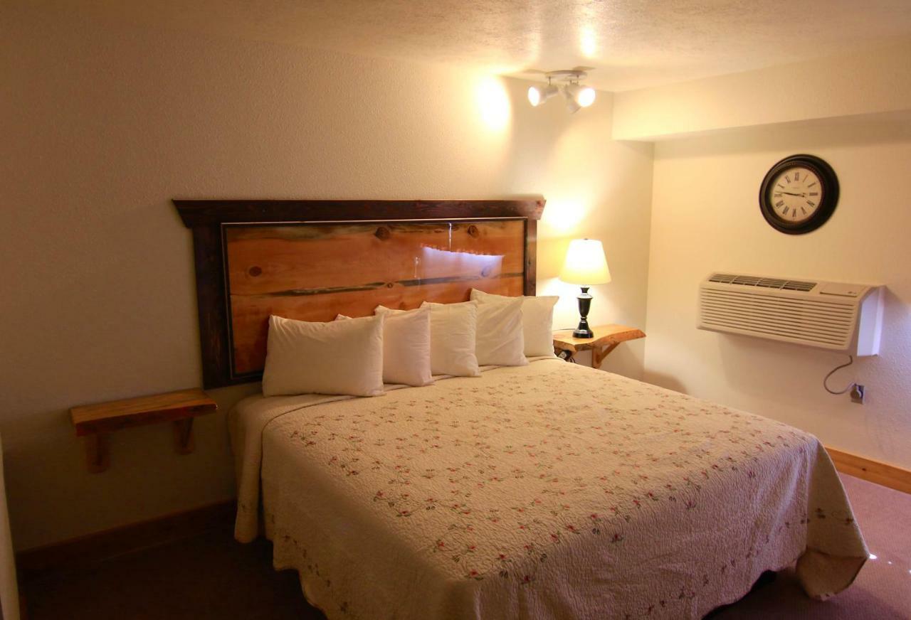 Yellowstone Village Inn And Suites 가디너 외부 사진