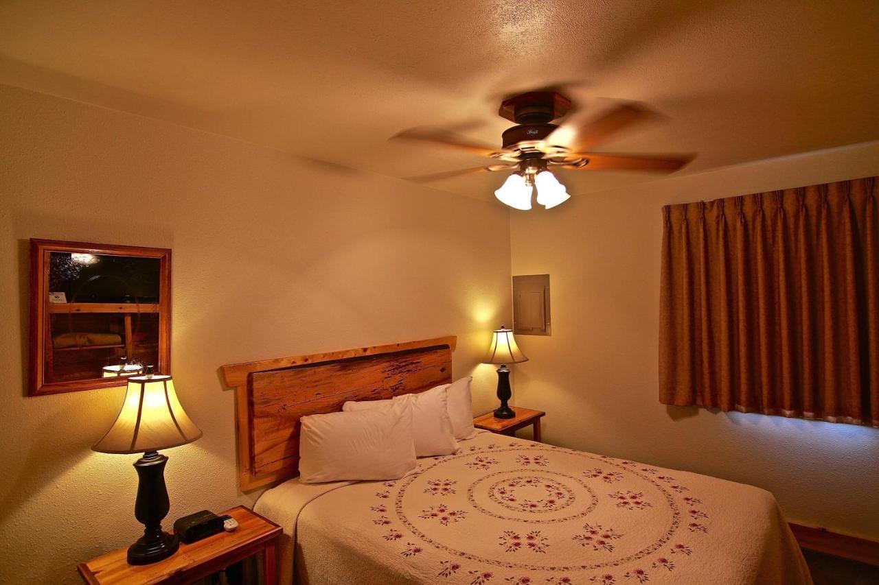 Yellowstone Village Inn And Suites 가디너 외부 사진